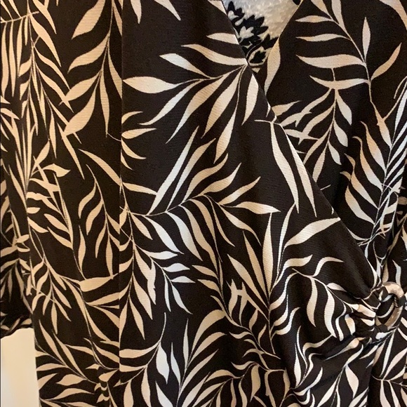 Woman’s wrap around blouse - Picture 2 of 8